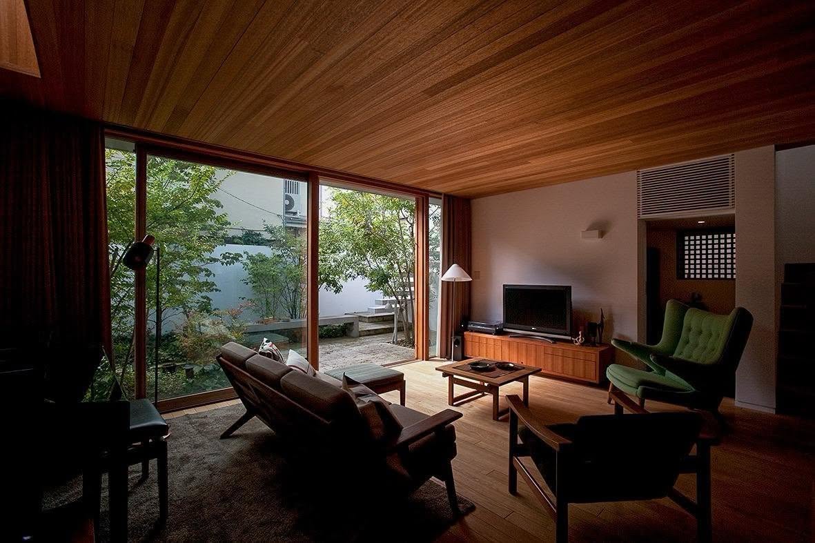 Mẫu thiết kế phòng khách nhà phố 50m2 mở rộng hướng ra sân vườn tối ưu ánh sáng